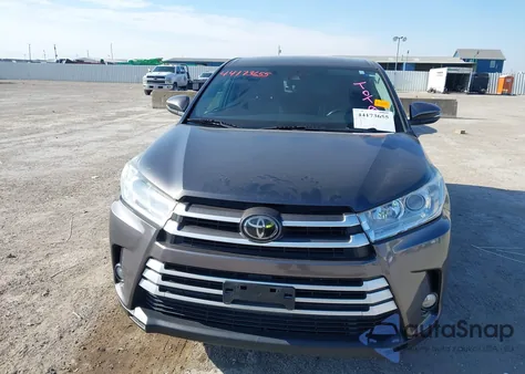 2019 Toyota Highlander Le Plus z USA, uszkodzony, nr VIN 5TDBZRFH6KS953683